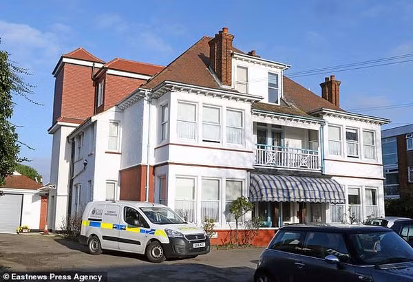 Loi khai soc cua thay giao quang me gia tu ban cong hon 4 m