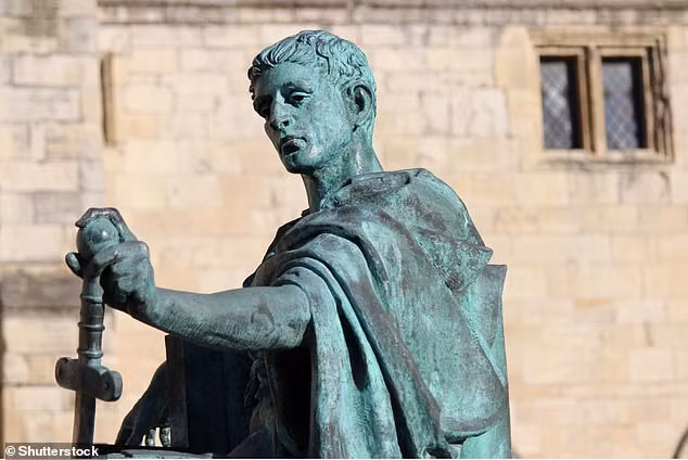 Doi doi nho tim duoc kho bau be nhu nap chai-Hinh-2