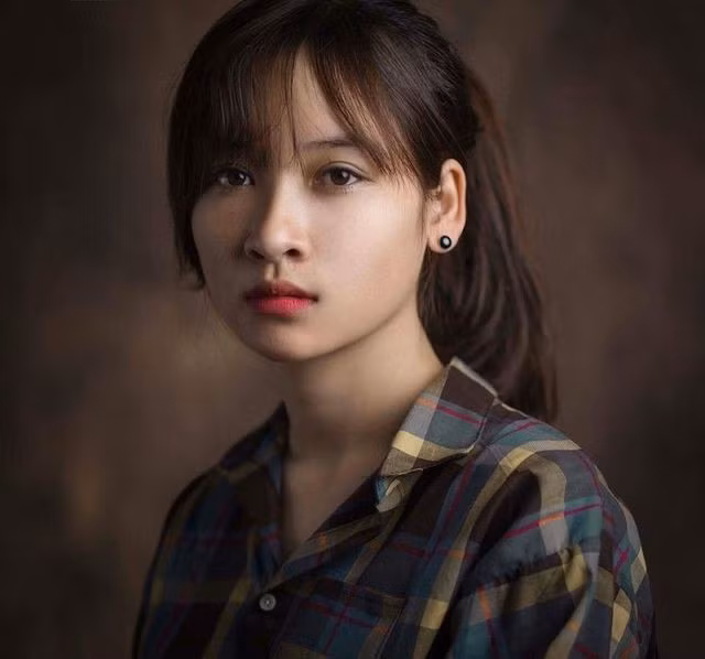 Tuy nhiên, nhiều người khá bất ngờ khi biết rằng, 9X được đông đảo dân mạng chú ý nhờ loạt ảnh cho gà ăn khi về quê. Hình ảnh đáng yêu của Đặng Huệ nhanh chóng lan truyền, nhận nhiều lời khen ngợi về sự mộc mạc, dễ thương.