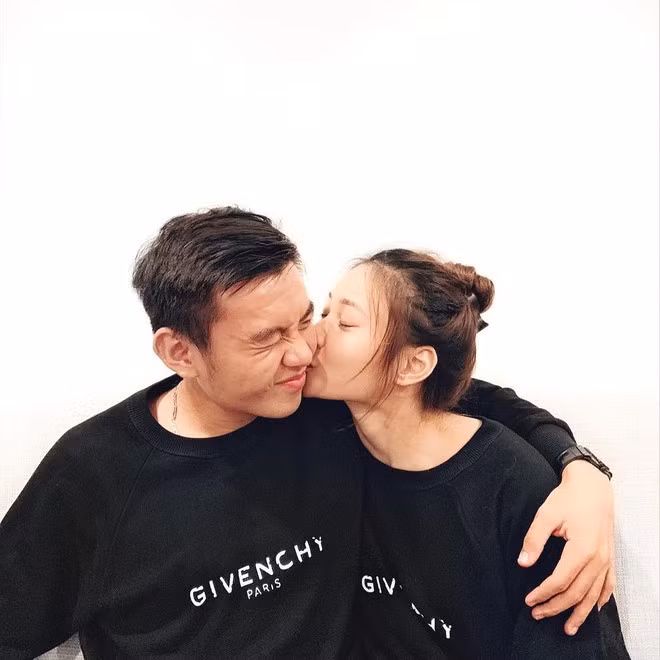 Cô nàng 24 tuổi được nhiều người chú ý khi là bạn gái tay vợt số 1 Việt Nam Lý Hoàng Nam (sinh năm 1997). Yêu nhau gần 2 năm, Phương Trinh từng tâm sự khi mới bắt đầu mối quan hệ, cô bị "sốc" khi biết bạn trai là người rất nổi tiếng.