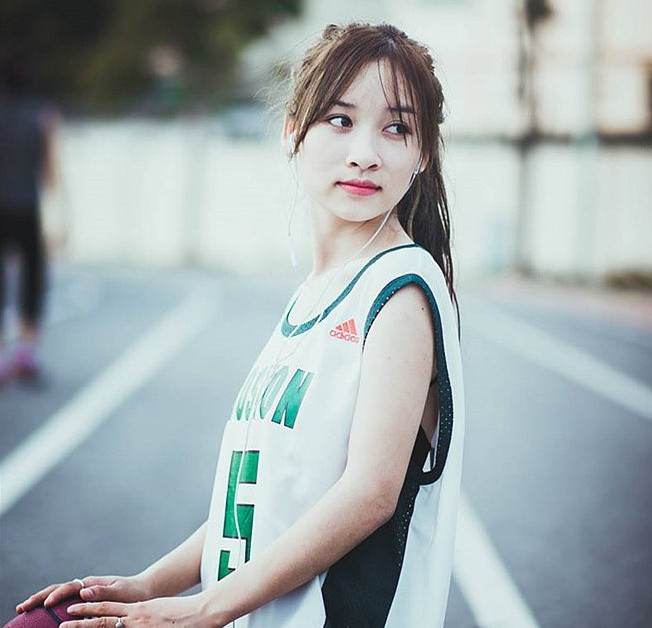 Hồ Đặng Huệ (sinh năm 1993, Nghệ An) là cô nàng xinh xắn có đam mê với bóng rổ. Cô từng có thời gian chơi môn thể thao này nhưng khi đi làm, do công việc hành chính bận rộn, chiếm nhiều thời gian, Huệ đành tạm gác lại niềm yêu thích của mình.