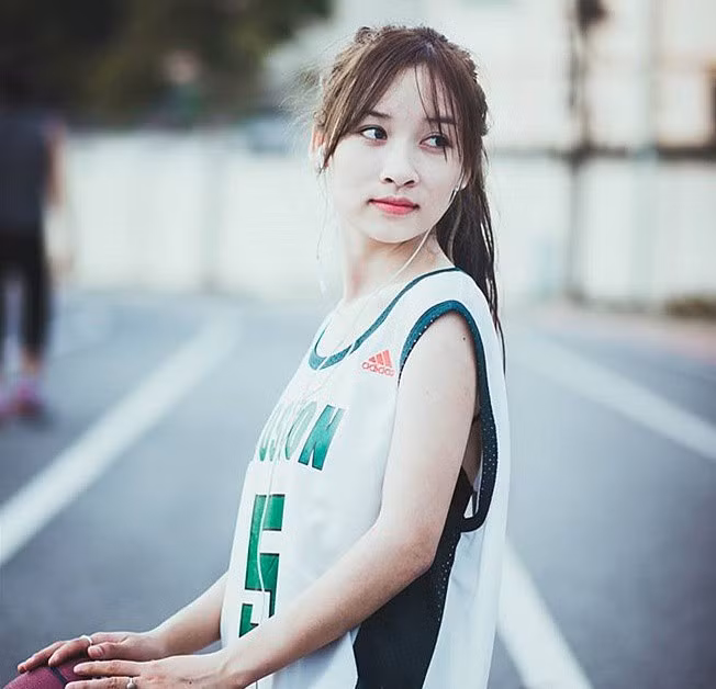 Hồ Đặng Huệ (sinh năm 1993, Nghệ An) là cô nàng xinh xắn có đam mê với bóng rổ. Cô từng có thời gian chơi môn thể thao này nhưng khi đi làm, do công việc hành chính bận rộn, chiếm nhiều thời gian, Huệ đành tạm gác lại niềm yêu thích của mình.