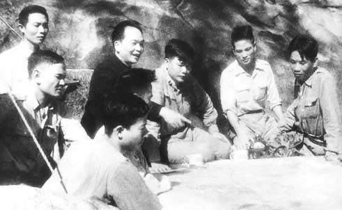 Đại tướng Võ Nguyên Giáp và các cán bộ bàn thảo kế hoạch tác chiến (ảnh tư liệu).