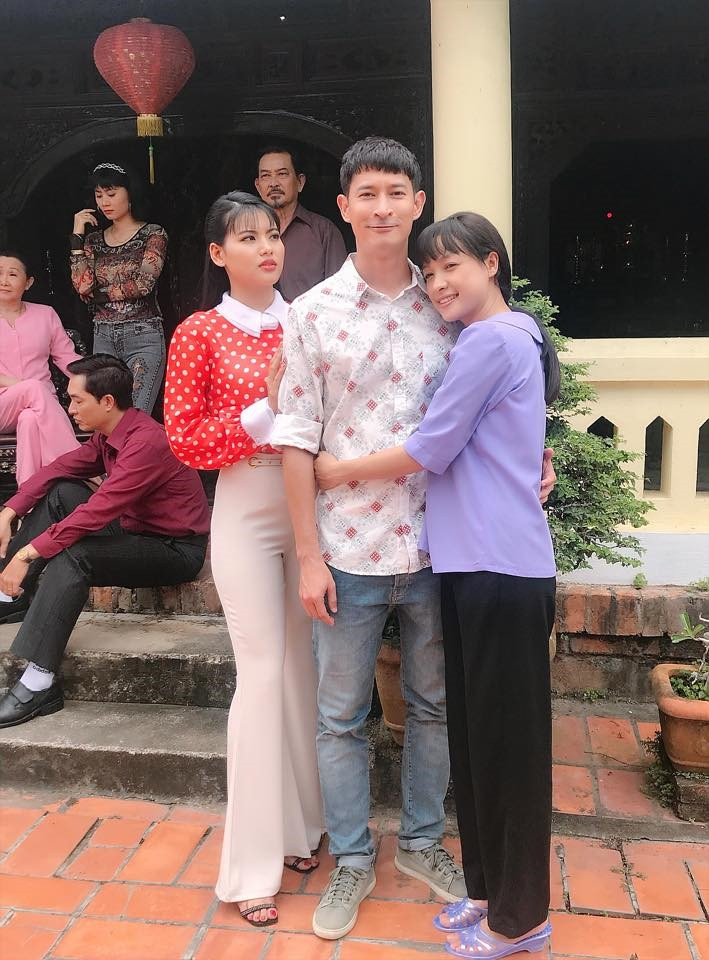 Trong phim, Ly Na Trang xen vào chuyện tình của Hoa - Thành do Lê Bê La và Huy Khánh thủ vai.