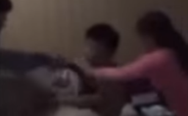 Chong to phat hien vo va pho khoa nam om hon nhau