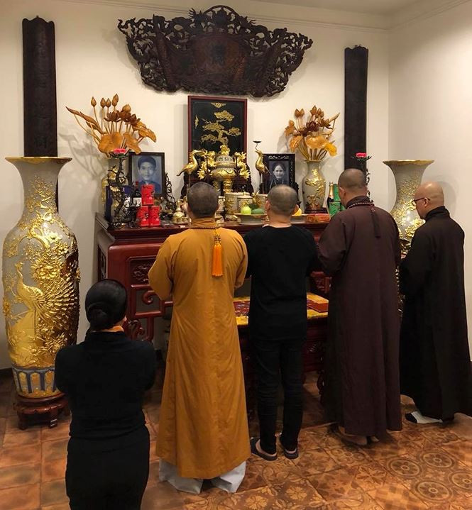 Một góc bàn thờ gia tiên trong nhà của NSƯT Xuân Hinh.