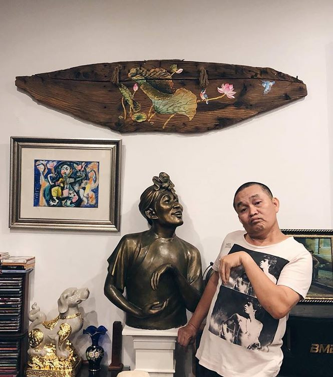 Mặc dù chưa chính thức "khoe" nhà với truyền thông nhưng qua những hình ảnh được chia sẻ trên fanpage Xuân Hinh có thể thấy nam nghệ sĩ dùng nhiều không gian trong phòng khách để bày biện nhiều món đồ mà người hâm mộ tặng ông như tượng đồng của Xuân Hinh trong vai "Hề cu sứt", “Linh Khuyển Trấn An Gia - Kỳ Linh Mậu tuất 2018”, tranh vẽ Xuân Hinh,...