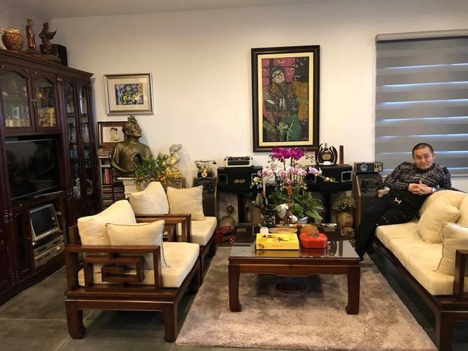 Được biết, ngoài ngôi nhà cổ trị giá bạc tỷ cùng một khoảng đất đai xung quanh ở quê nhà Bắc Ninh, Xuân Hinh còn có một căn nhà sang trọng tọa lạc ở phố Hàng Bông, Hà Nội.