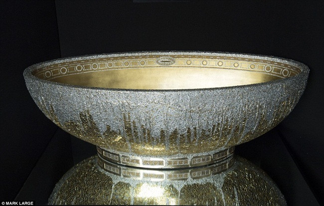 Mặt ngoài được đính 250.000 viên và miếng pha lê tuyệt đẹp. Sau khi sản phẩm ra mắt đã có một đại gia Trung Đông chi tiền mua ngay chiếc bồn tắm đắt giá này.