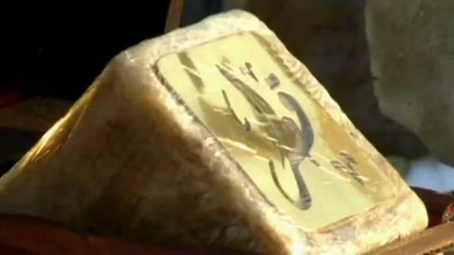 Loại xà bông đắt nhất thế giới có giá 3.800 USD (~88,1 triệu đồng) có tên là xà bông Qatar Royal. Sản phẩm này được làm từ bụi vàng nguyên chất, dầu oliu, mật ong nguyên chất và gắn kim cương.