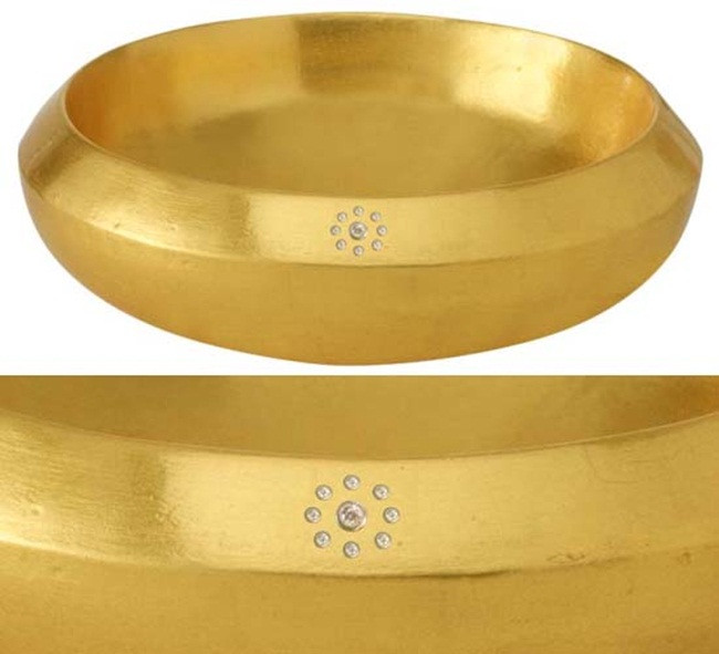 Mức giá bán của chậu rửa mặt này là 80.000 USD (~1,85 tỷ đồng) và nặng 23kg. Điều làm nên sự đắt giá chính là lớp mạ vàng 24 carat.