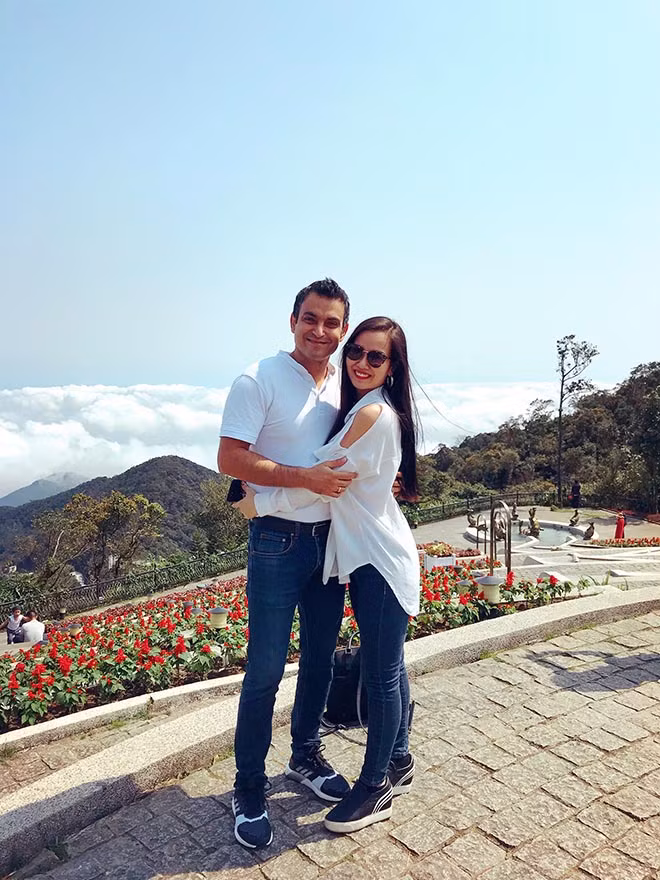 Nữ ca sĩ Võ Hạ Trâm cho biết, vì công việc của cô và ông xã khá bận nên sau 1 tháng cưới, cả hai mới có thể dành thời gian cho nhau.