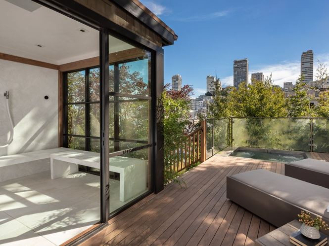 Dinh thự này sở hữu khu vực chăm sóc sức khỏe hiện đại với phòng mát xa, bồn tắm nước nóng và các hệ thống lọc nước Nhật Bản.