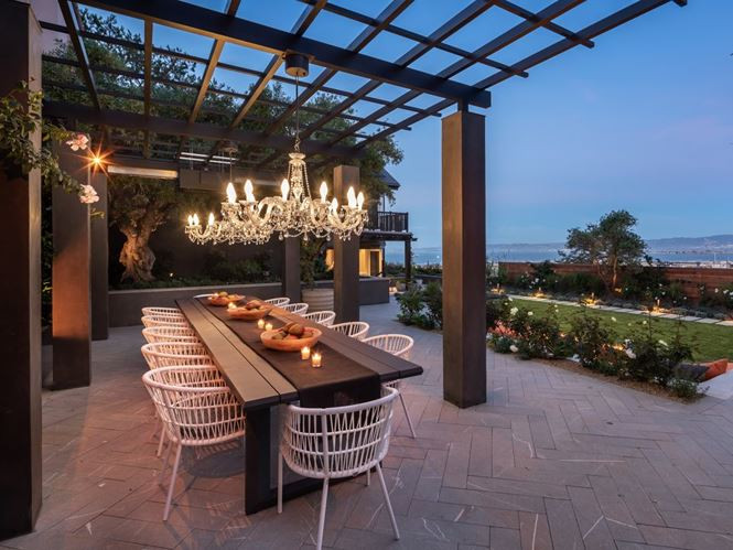 Khu vực tổ chức tiệc là một nơi dùng bữa tối khác của khu nhà với hệ thống đèn treo tuyệt đẹp và tầm nhìn rộng ra phía vịnh.