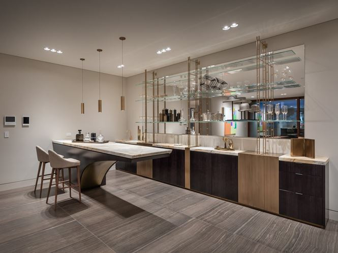 ... và hai quầy bar tách biệt...