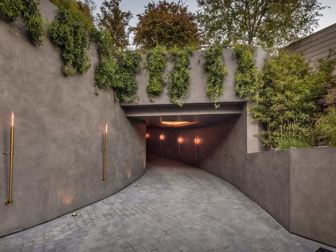 Dinh thự bao gồm 4 gara ô tô dẫn thông ra những đường hầm phía bên sườn đồi.