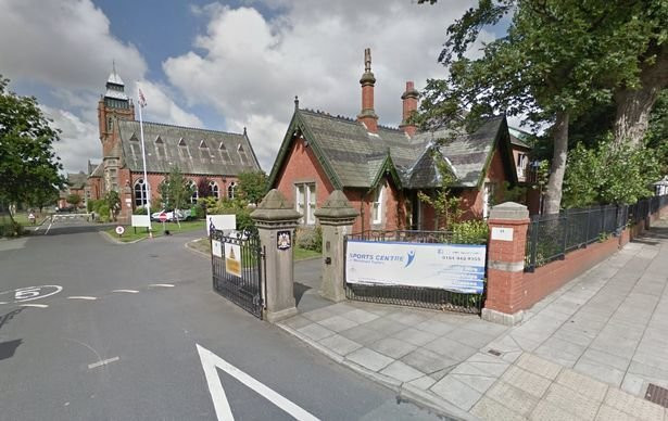 Nu hieu truong hon nam sinh dam duoi tren tau gay soc