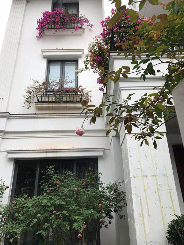 Hiện nay, cả gia đình Mỹ Dung đang sống trong một căn biệt thự màu trắng cao 3 tầng tại Hà Nội. Ước tính giá trị của căn biệt thự này lên tới hàng chục tỷ đồng.