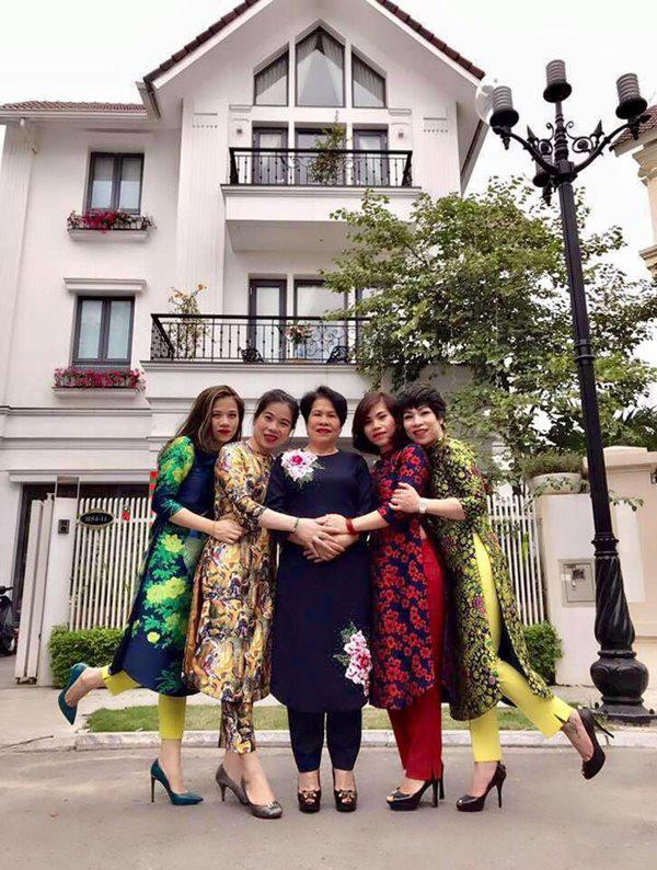 Trong một số bức ảnh được chia sẻ, có thể thấy diện tích căn biệt thự của gia đình Mỹ Dung rất rộng. Ngoài phần tòa nhà chính là cả một khoảng sân rộng rãi, thoáng đãng. Mỹ Dung trang trí cho khoảng sân vườn của gia đình bằng những chậu hoa rực rỡ sắc màu. Nữ ca sĩ Mỹ Dung cho biết, ngoài việc đam mê ca hát cô còn rất thích trồng và chăm sóc hoa. Loại hoa được trồng nhiều nhất trong căn biệt thự của vợ chồng Mỹ Dung chính là hoa hồng.