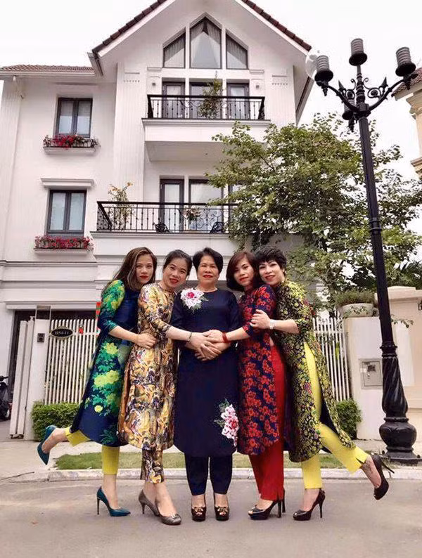 Trong một số bức ảnh được chia sẻ, có thể thấy diện tích căn biệt thự của gia đình Mỹ Dung rất rộng. Ngoài phần tòa nhà chính là cả một khoảng sân rộng rãi, thoáng đãng. Mỹ Dung trang trí cho khoảng sân vườn của gia đình bằng những chậu hoa rực rỡ sắc màu. Nữ ca sĩ Mỹ Dung cho biết, ngoài việc đam mê ca hát cô còn rất thích trồng và chăm sóc hoa. Loại hoa được trồng nhiều nhất trong căn biệt thự của vợ chồng Mỹ Dung chính là hoa hồng.