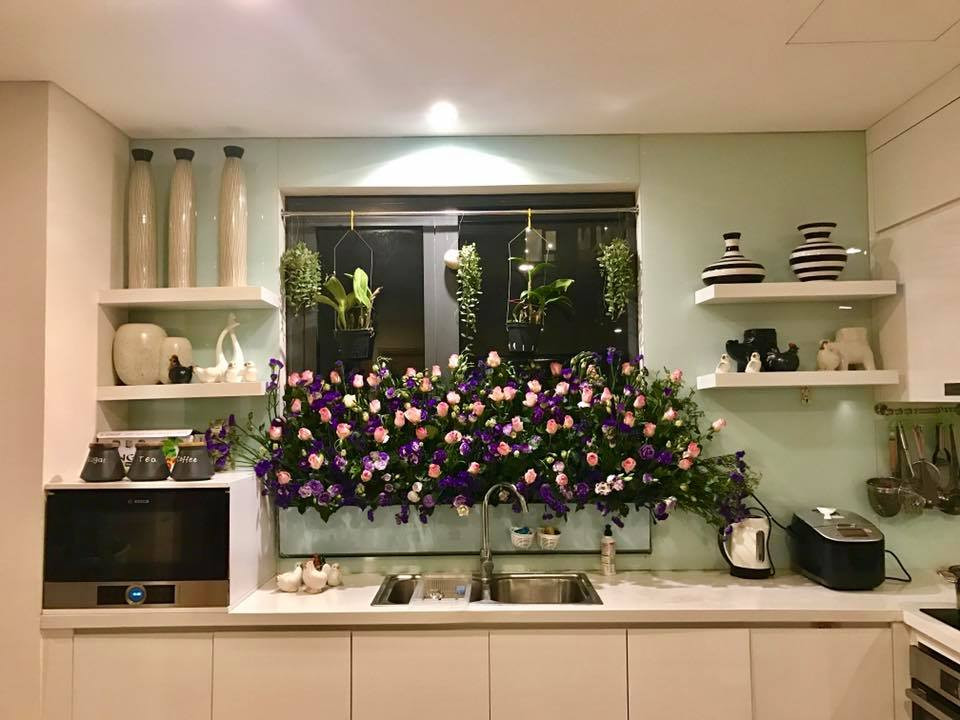 Chị chủ yếu cắm bằng hoa tươi và mỗi tuần thay một loại hoa.