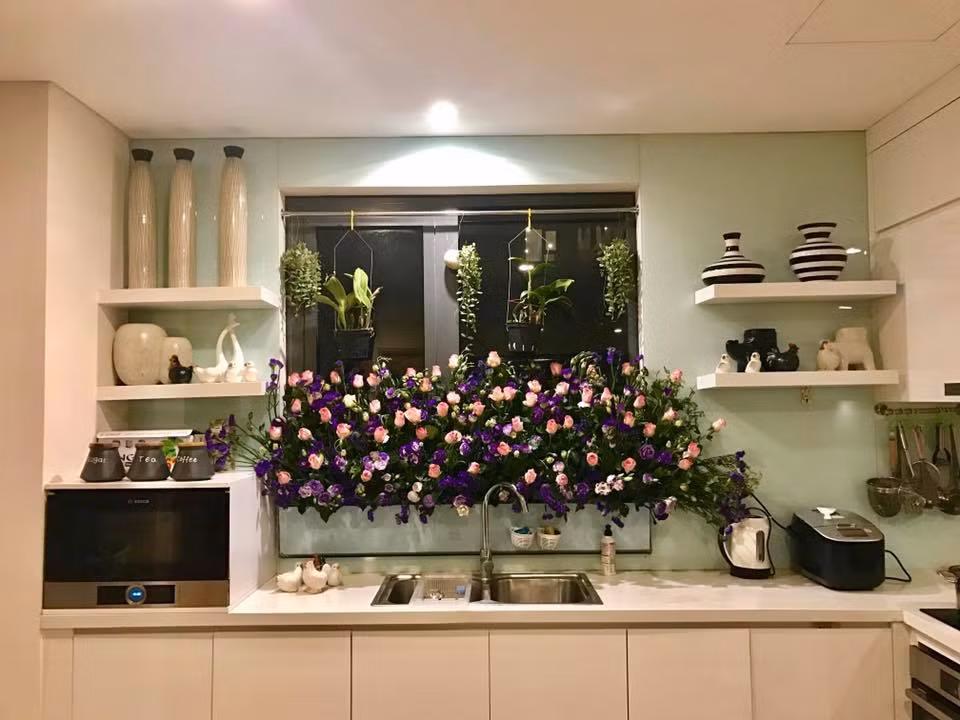 Chị chủ yếu cắm bằng hoa tươi và mỗi tuần thay một loại hoa.