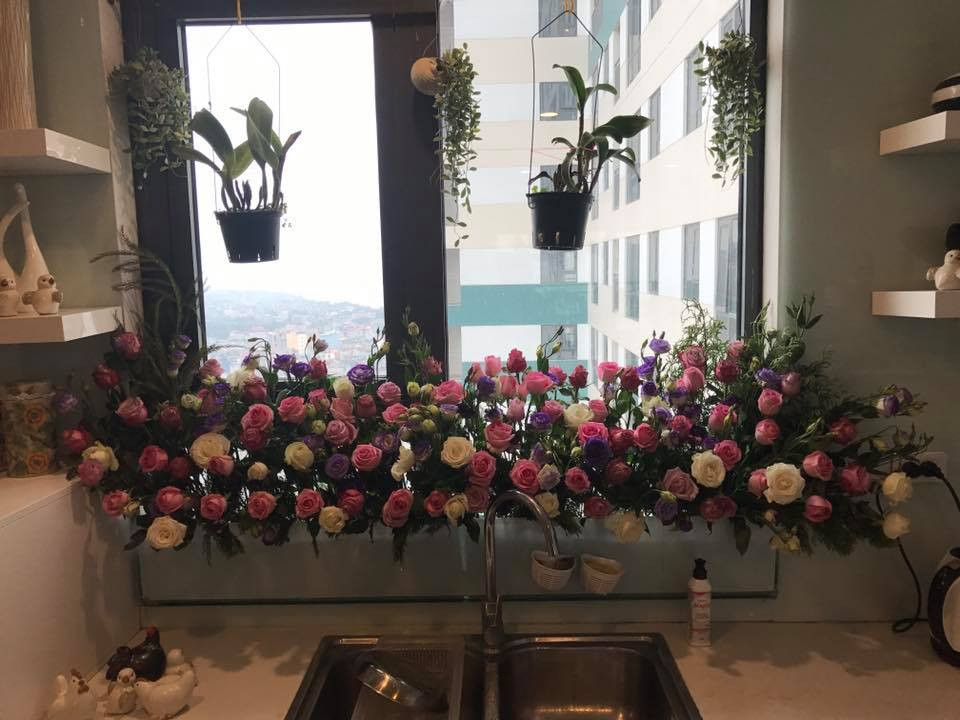 Góc bếp “vạn người mê” với nhiều loài hoa hồng rực rõ sắc màu.