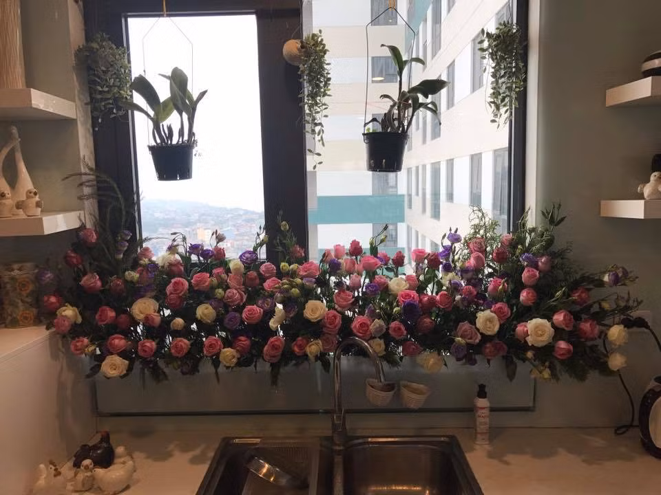 Góc bếp “vạn người mê” với nhiều loài hoa hồng rực rõ sắc màu.