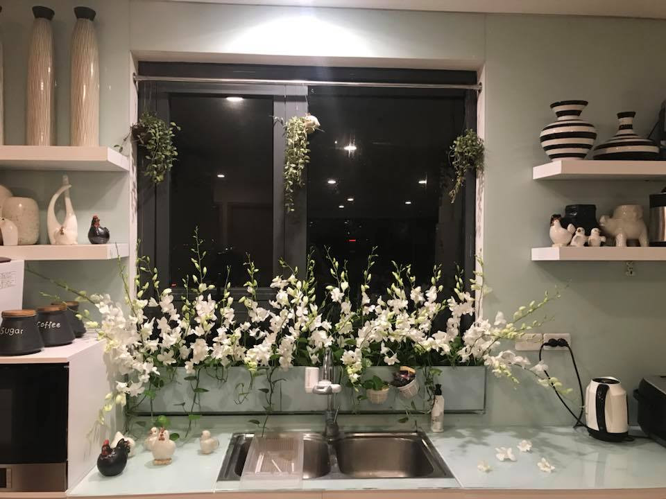 Chị Diệu Thúy bật mí cách cắm hoa để có thể tươi lâu đến 2 tuần:" Các bạn chỉ nên cắm với mực nước từ 3- 5cm, hàng ngày rửa chân hoa thay nước mới. Khoảng 2,3 ngày một lần cắt phần chân hoa ngâm nước đi để phần chân hoa mới có thể dễ dàng hút dinh dưỡng nuôi hoa, vì ngâm nhiều nước chân hoa sẽ nhanh thối, hỏng, không hút được dinh dưỡng nuôi hoa. Hoặc có thể cho một vài giọt nước rửa bát hay mua nước dưỡng hoa cho vào lọ sẽ giúp hoa tươi lâu hơn".