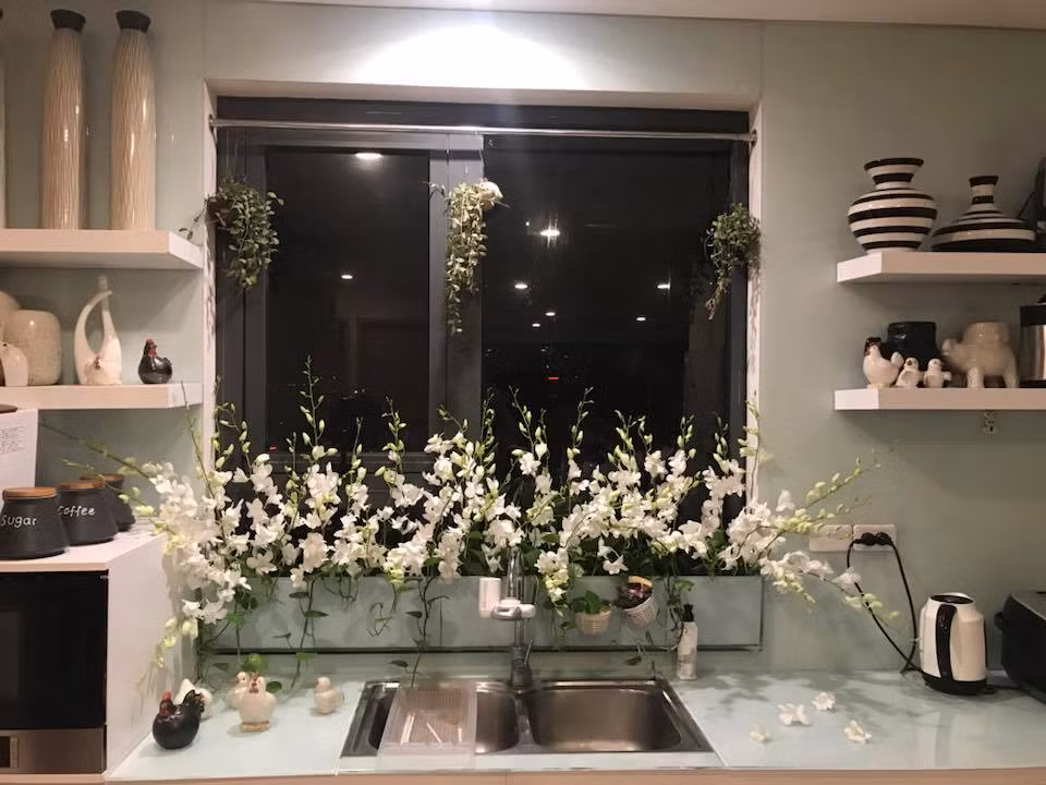 Chị Diệu Thúy bật mí cách cắm hoa để có thể tươi lâu đến 2 tuần:" Các bạn chỉ nên cắm với mực nước từ 3- 5cm, hàng ngày rửa chân hoa thay nước mới. Khoảng 2,3 ngày một lần cắt phần chân hoa ngâm nước đi để phần chân hoa mới có thể dễ dàng hút dinh dưỡng nuôi hoa, vì ngâm nhiều nước chân hoa sẽ nhanh thối, hỏng, không hút được dinh dưỡng nuôi hoa. Hoặc có thể cho một vài giọt nước rửa bát hay mua nước dưỡng hoa cho vào lọ sẽ giúp hoa tươi lâu hơn".