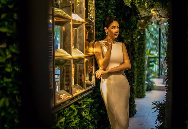 Hà Kiều Anh (sinh 1976) là Hoa hậu Việt Nam năm 1992 khi mới 16 tuổi, là con của Vương Kiều Oanh, cháu ngoại ông Vương Quốc Mỹ, nguyên thứ trưởng Bộ Xây dựng, cháu nội ông Hà Văn Lâu, nguyên đại sứ Việt Nam tại Liên Hiệp Quốc. Cô đăng quang danh hiệu hoa hậu toàn quốc báo Tiền Phong lần thứ 3 vào ngày 20 tháng 9 năm 1992 tại nhà thi đấu Phan Đình Phùng, Thành phố Hồ Chí Minh. Cô là hoa hậu đăng quang ở độ tuổi trẻ nhất từ trước đến nay của cuộc thi Hoa hậu báo Tiền Phong (tiền thân của cuộc thi Hoa hậu Việt Nam). Khi đó, Hà Kiều Anh 16 tuổi, đang là sinh viên trung cấp thanh nhạc năm thứ nhất của Nhạc viện Thành phố Hồ Chí Minh.