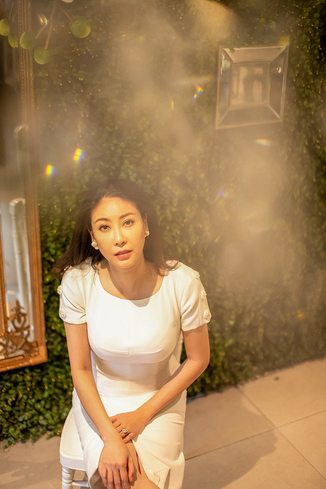 Trong bộ ảnh mới nhất, cựu Hoa hậu gây bất ngờ với nhan sắc trông trẻ hơn nhiều so với tuổi thật của cô. Để giữ được vẻ ngoài tươi trẻ, Hà Kiều Anh thiết lập một chế độ ăn uống khoa học và tập thể dục đều đặn.