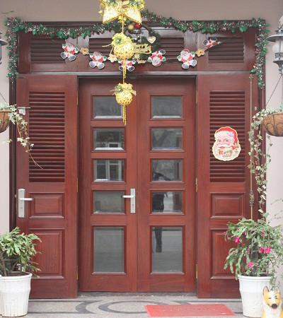 3. Cửa chính: Chủ nhà cần tạo ra một không gian vui vẻ tại cửa ra vào. Phía trước cửa nên có hàng hiên thoáng mát, ánh sáng đầy đủ và có một tấm thảm màu sắc hài hòa, tạo cảm giác chào đón. Đối với phía trong ngôi nhà (sau khi bước qua ngưỡng cửa), không nên xây nhà vệ sinh đối diện, không lắp gương thẳng hàng với cửa chính và cũng không nên có chân cầu thang đối diện với cửa. 