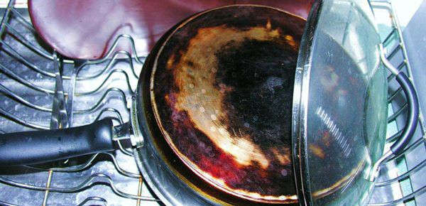 Meo 3 phut lam noi nau bep gas den xi sach bong nhu moi