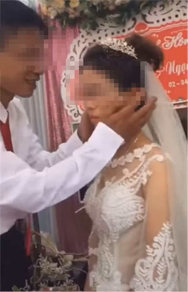 Thế nhưng mới đây, trên mạng xã hội liên tục chia sẻ clip ghi lại thái độ "mặt nặng mày nhẹ" của tân nương trẻ dành cho bạn đời. 