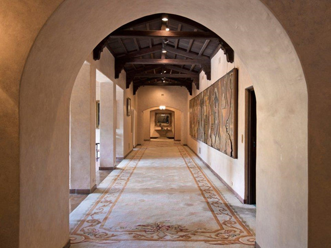 Nội thất bên trong biệt thự được trang trí chủ đạo bằng tông màu ấm, tự nhiên. Ảnh: Coldwell Banker Residential Brokerage.