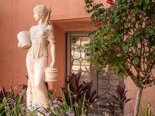 Hoa và tượng điểm xuyến khắp khuôn viên căn biệt thự 135 triệu USD. Ảnh: Coldwell Banker Residential Brokerage.