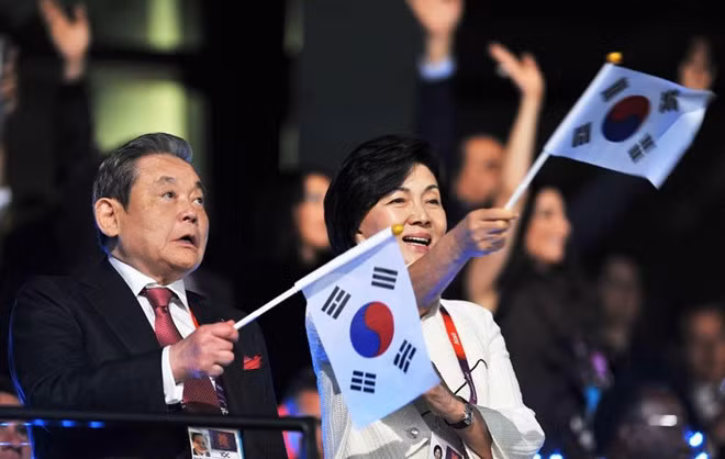 Gia tộc Lee (Hàn Quốc - 40,8 tỷ USD): Lee Byung-chull xây dựng nền tảng của đế đế Samsung vào năm 1938 với một doanh nghiệp nhỏ buôn bán hàng thực phẩm. Trong những thập niên sau đó, Samsung mở rộng hoạt động sang các lĩnh vực may mặc, đóng tàu, tài chính và hàng điện tử. Sau khi Lee Byung-chull qua đời vào năm 1987, con trai của ông là Kun-hee đưa tập đoàn chuyển hướng từ sản xuất hàng hóa chất lượng thấp sang chất lượng cao. Ngày nay, Samsung là nhà sản xuất hàng điện tử hàng đầu thế giới.