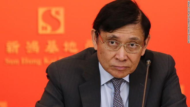 Gia tộc Kwok (Hong Kong - 40,4 tỷ USD): Tập đoàn địa ốc Sun Hung Kai Properties đã góp phần xây dựng nên thành phố Hong Kong hiện đại như ngày hôm nay. Tuy nhiên quan hệ của ba anh em tỷ phú Thomas, Raymond và Walter rất thăng trầm. Năm 1997, Walter bị bắt cóc và chỉ được trả tự do sau khi gia đình chấp nhận chi số tiền chuộc 77 triệu USD. Một thập kỷ sau, ông bị hai anh em đá khỏi công ty. Năm 2014, Thomas dính cáo buộc tham nhũng và Raymond (ảnh) lên giữ chức chủ tịch.