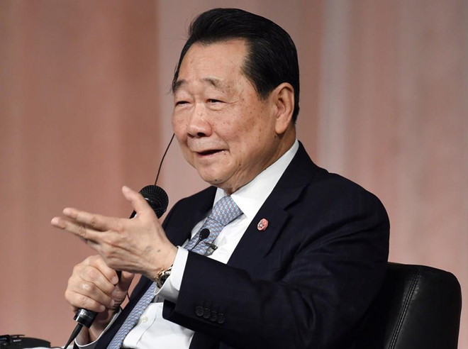 Gia tộc Chearavanont (Thái Lan - 36,6 tỷ USD): Gia đình đứng sau tập đoàn thực phẩm và thức ăn chăn nuôi Charoen Pokphand Group kiếm thêm 9 tỷ USD vào năm 2017 nhờ cổ phần trong hãng bảo hiểm Trung Quốc Ping An tăng giá. Đế chế này bắt đầu hình thành vào năm 1921, khi hai anh em Chia ek Chor và Choncharoen Chiaravanont mở cửa hiệu bán hạt giống nhập khẩu từ Trung Quốc cho nông dân Thái Lan. Hiện tại, tập đoàn do ông Dhanin, con trai của Chia Ek Chor, quản lý.