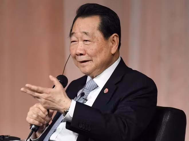 Gia tộc Chearavanont (Thái Lan - 36,6 tỷ USD): Gia đình đứng sau tập đoàn thực phẩm và thức ăn chăn nuôi Charoen Pokphand Group kiếm thêm 9 tỷ USD vào năm 2017 nhờ cổ phần trong hãng bảo hiểm Trung Quốc Ping An tăng giá. Đế chế này bắt đầu hình thành vào năm 1921, khi hai anh em Chia ek Chor và Choncharoen Chiaravanont mở cửa hiệu bán hạt giống nhập khẩu từ Trung Quốc cho nông dân Thái Lan. Hiện tại, tập đoàn do ông Dhanin, con trai của Chia Ek Chor, quản lý.