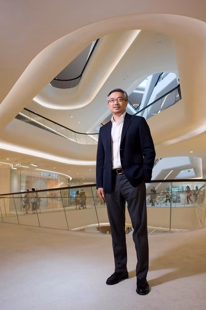 Gia tộc Chirathivat (Thái Lan - 19,3 tỷ USD): Gia tộc Chirathivat sở hữu Central Group, tập đoàn phát triển trung tâm mua sắm lớn nhất Thái Lan. Tos Chirathivat, cháu nội của người sáng lập tập đoàn, hiện giữ vai trò lãnh đạo tối cao.