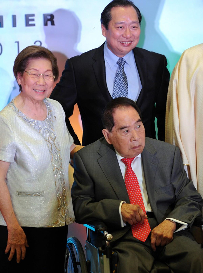 Gia tộc Sy (Philippines - 20,1 tỷ USD): Người giàu nhất Philippines Henry Sy khởi nghiệp với một hiệu giày nhỏ ở Manila và dần dần ông biến nó thành tập đoàn bán lẻ khổng lồ SM Investments, sở hữu 200 cửa hàng. Cả sáu người con của ông Henry đều tham gia quản lý công ty.