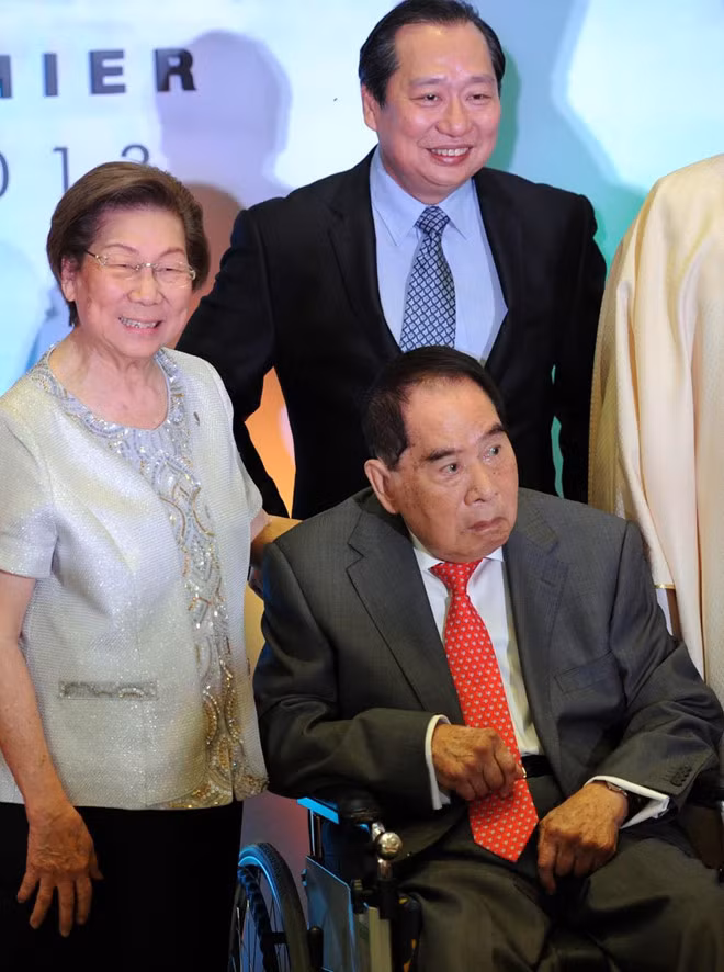 Gia tộc Sy (Philippines - 20,1 tỷ USD): Người giàu nhất Philippines Henry Sy khởi nghiệp với một hiệu giày nhỏ ở Manila và dần dần ông biến nó thành tập đoàn bán lẻ khổng lồ SM Investments, sở hữu 200 cửa hàng. Cả sáu người con của ông Henry đều tham gia quản lý công ty.