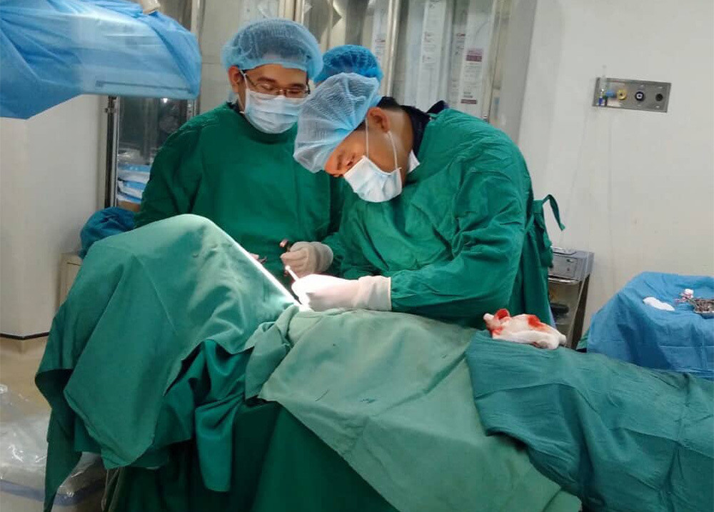 Cu ong 82 tuoi khong ngo ap xe ruot thua day mu sau 3 ngay sot