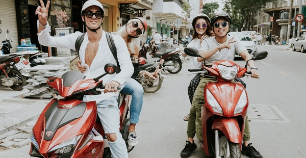 Khanh Thi bat ngo gap su co vi bi mac chung 