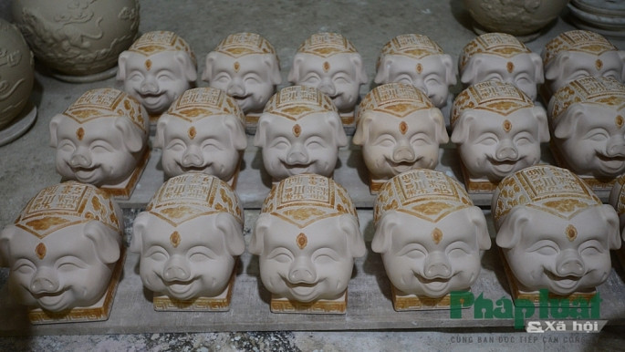 Tùy theo phiên bản mà Kỳ Linh này có giá bán khác nhau. Theo đó, phiên bản tiêu chuẩn có kích thước nhỏ nhất có giá 12 triệu đồng.