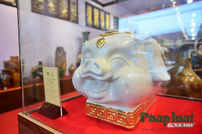 Phiên bản theo mệnh chế tác sử dụng men theo mệnh của chủ sở hữu có giá 36 triệu đồng.