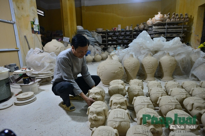 Những chú lợn Kỳ Linh Kỷ Hợi dần thành hình qua bàn tay tài hoa của các nghệ nhân.