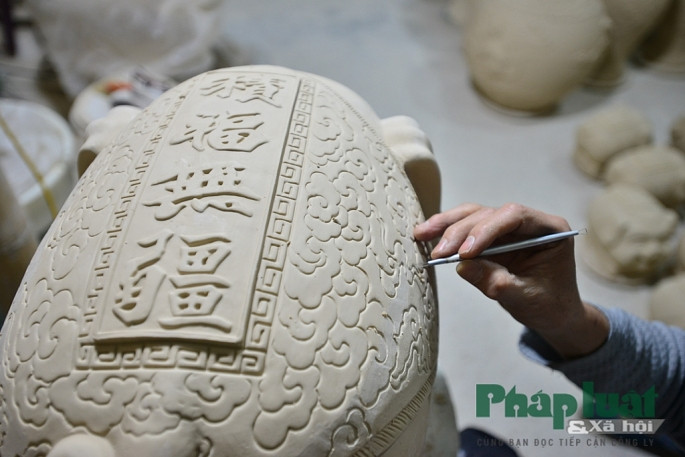 Đây vốn là 4 chữ xuất hiện trên Ấn Đền Trần. Bản chất của bốn chữ “Tích Phúc Vô Cương” trên Ấn là nhà Trần ban cho con cháu cái phúc, dạy con cháu, bách gia trăm họ phải biết giữ gìn phẩm chất đạo đức, tích phúc thật tốt, phúc đức càng dầy thì được hưởng lộc càng bền vững.